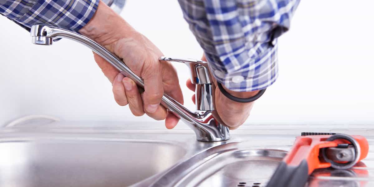 Changement robinet d’eau pour colmater la fuite lavabo Corse 